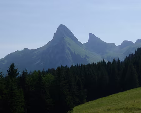 PXL004 La Dent s'élance devant nous, encore bien loin et bien haute.