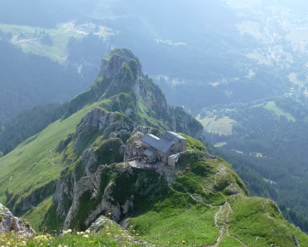 PXL043 Et, pas trop loin sous le sommet, le refuge.