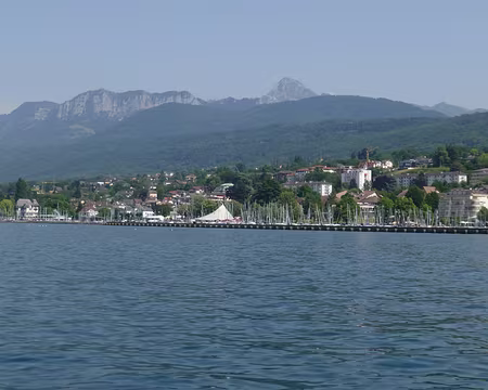 PXL067 Evian dominé par la Dent d'Oche !