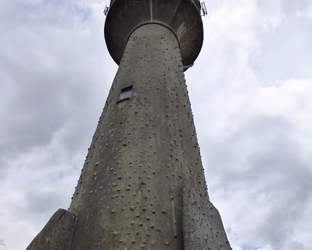 PXL013z1759 Château d'eau transformé en mur d'escalade