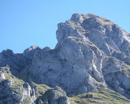 PXL013 Dent d'Oche ; refuge derrière les petits drapeaux