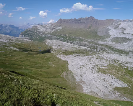 PXL049 Au col de Portette, vue en arrière sur le chemin parcouru. Le petit lac est à 1,4km