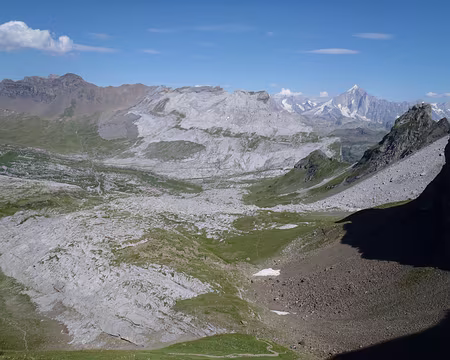 PXL050 La pointe d'Anterne, à gauche, est à 4,5 km