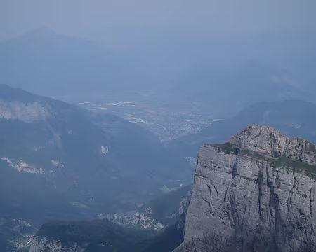 PXL057 Depuis la tête du Colonney. Vue vers Cluses. Demain, nous serons dans la vallée