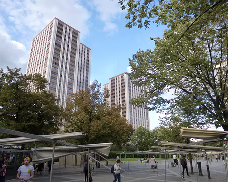 PXL000 Place des Fêtes et ses tours d'habitation des années 1970.