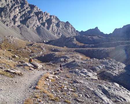 PXL013 Cheminement parmi les ondulations du terrain, face au Soleil