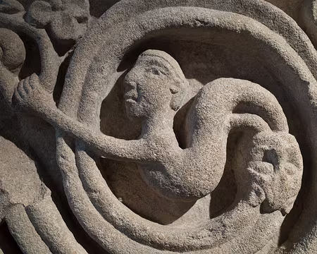 2015_10_11_15h2920 Cluny, Fragment de la frise du narthex