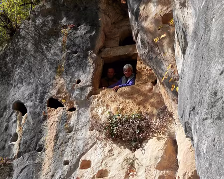 PA260164 vu d'en bas, des abris moyen-âgeux dans la falaise