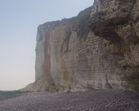 Au bas des falaises Au bas des falaises.