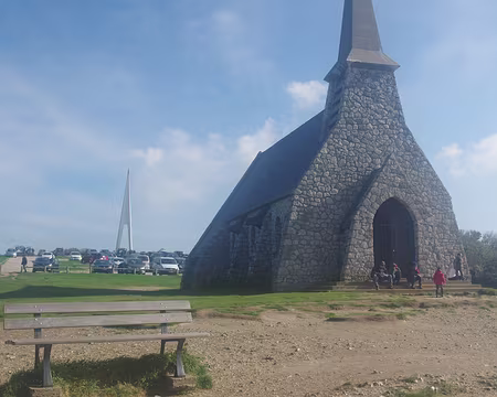 Étretat (ce monument c’est à la gloire de deux aviateurs, Nungesser et Coli) Étretat (ce monument c’est à la gloire de deux aviateurs, Nungesser et Coli).