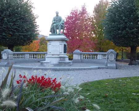 PXL010 Louis Pasteur (1822-1895) né à Dôle, vécut à Arbois et un monument fut érigé en 1901.