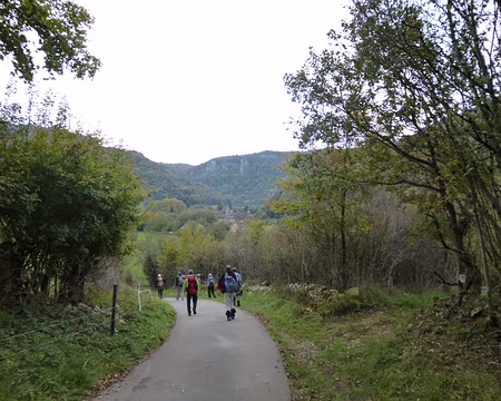 PXL021 En direction du village Les Planches-près-Arbois situé au fond de la reculée...