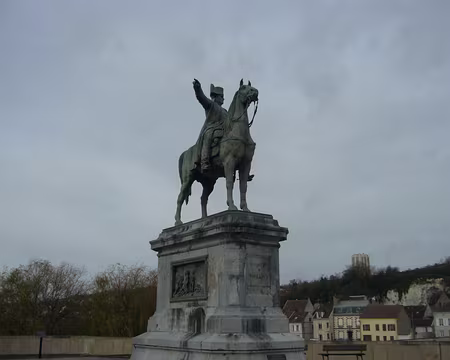 PXL000 Cette statut de Napoléon est érigée en 1867. Tout les deux ans, il y a une commération de la bataille de Montereau.