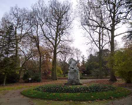 PXL007 Statue du peintre Ernest Meissonier (1815-1891) installée à l'entrée de l'ancien domaine de l'ancienne abbaye de dominicaines disparue à la Révolution.