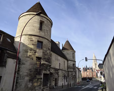 PXL011 Porterie et la Collégiale