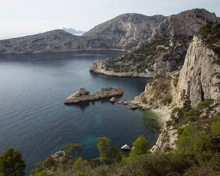 010 Calanques des Pierres Tombées, de Sugiton et de Morgiou, au fond Cap Morgiou