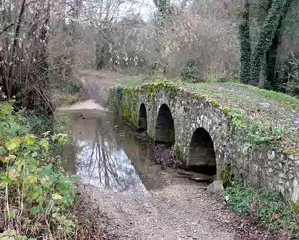 SAM_0179 Pont roman médiéval : situé à l'ouest du village, sur le ru d'Ouville. Il fut construit à l'époque de Philippe Auguste. Il porte le nom de Pont de l'Arche....