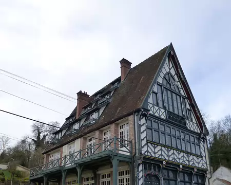 PXL003 Les "Affolantes" du quai de la Ruelle à Bois-le-Roi. Le Vieux Logis, à la façade gothique, fut acheté à Amiens en 1896 et remonté à Bois-le-Roi.