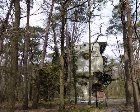 PXL005 Le Cyclop de Jean Tinguely (1925-1991) sculpteur, peintre et dessinateur suisse ainsi que Niki de Saint-Phalle (1930-2002)...