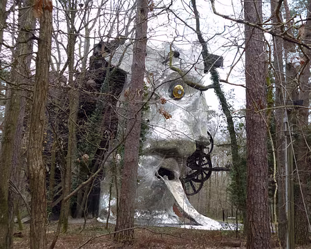 PXL006z1850 ...ont fait don à l'Etat de cette gigantesque sculpture de béton et métal en 1987.Le Cyclop fut inauguré en 1994 au sein de la forêt de Milly.