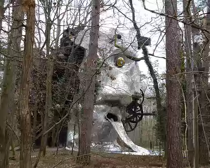 PXL006z1850 ...ont fait don à l'Etat de cette gigantesque sculpture de béton et métal en 1987.Le Cyclop fut inauguré en 1994 au sein de la forêt de Milly.