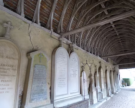 PXL006 ...à un cloître.