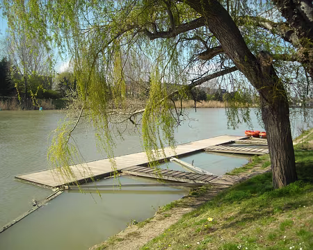 PXL002 Le long de la Marne, des pontons nous invitent à nous assoir: philosopher les pieds dans l'eau.