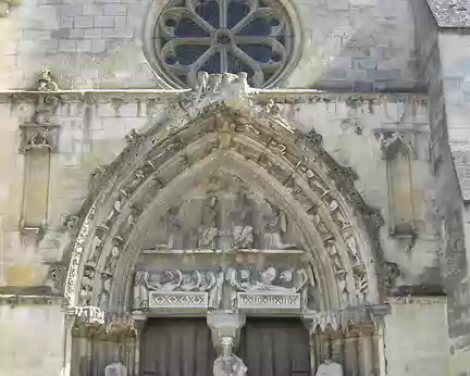PXL009 Le portail avec le tympan de la basilique mutilés suite aux guerres de religion et à la révolution. Le thème est : Glorification de la Vièrge Marie.