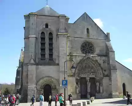 PXL010 La basilique Notre Dame de Bonne Garde de Longpont sur Orge - Première étape pour les pelerins partis de La Tour Saint Jacques à Paris vers Saint Jacque de...
