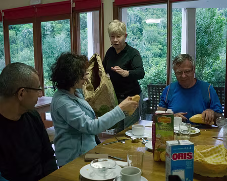 2016_04_25_07-47-06 J2 - Auberge de Bolico, petit déjeuner avec pain blanc, biscuits, succédané de lait et nectar de fruits