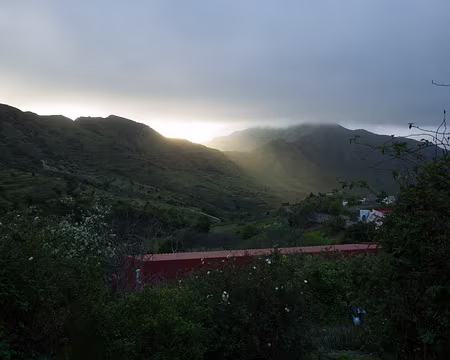 2016_04_25_20-09-43 De retour au gîte, coucher de soleil. Nous dormons dans le bâtiment rouge en contrebas
