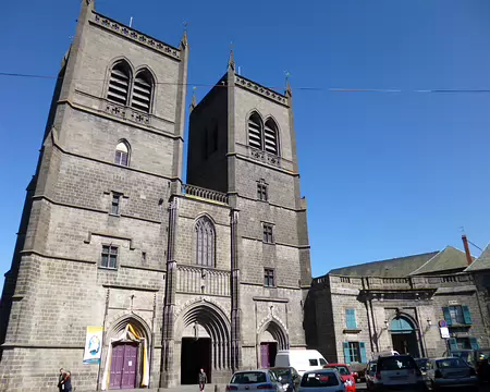 PXL003 Cathédrale Saint-Pierre, XVè s., construite en basalte.