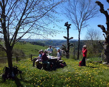 PXL010 Pause pique-nique au-dessus de la vallée de la Truyère