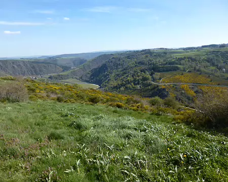 PXL024 Vallée du Bès et vallée de la Truyère au fond.