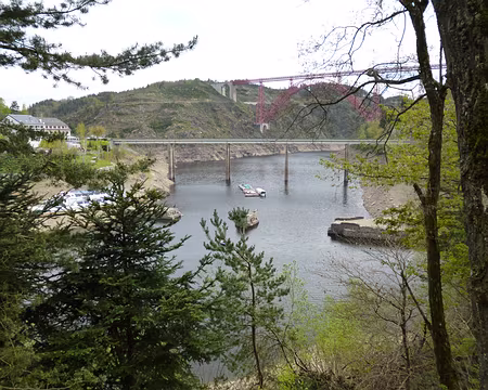 PXL032 Notre hôtel et le viaduc de Garabit...