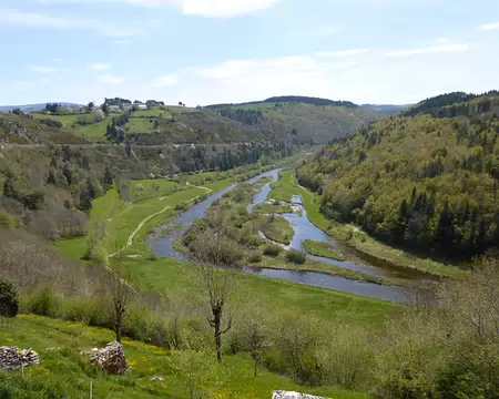 PXL039 Le village de Chaliers surplombe la Truyère.