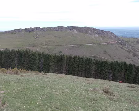 PXL020 La voie du petit train de la Rhune qui contourne la crête de Alxanga.