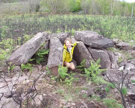 PXL040 Écobuage autour du dolmen d'Artxvita dont la pierre sommitale a basculé.