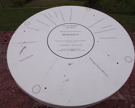 PXL041 Table d'orientation dans le vignoble d'Irouléguy.