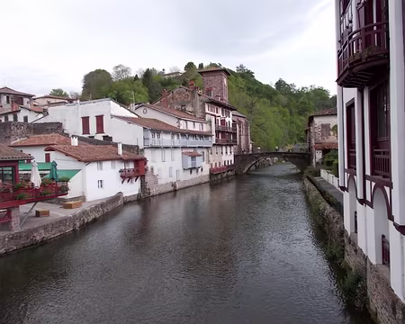 PXL044 Arrivée à Saint-Jean-Pied-de-Port, terme de notre randonnée.
