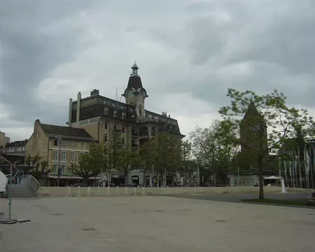 PXL004 Hotel Aulac 3 étoiles sur les rives du lac Léman (1906). A coté, le chateau d'Ouchy