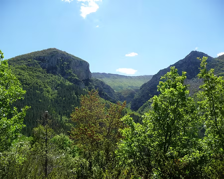008 Au pied de la falaise la Chapelle de St Pons