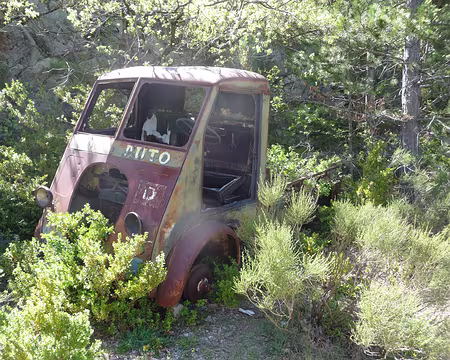 009 Une épave avant d’arriver au Jas de Richaud