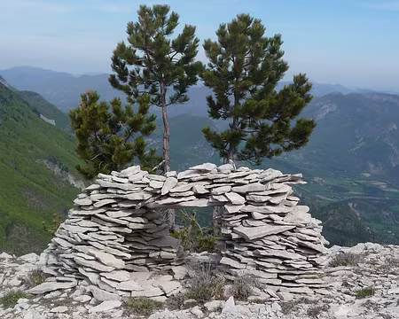 038 Double cairn avant de descendre vers la baisse de Malcort