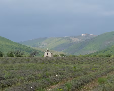 051 et sa chapelle St Claude avec fond de plan le sommet de l’Homme