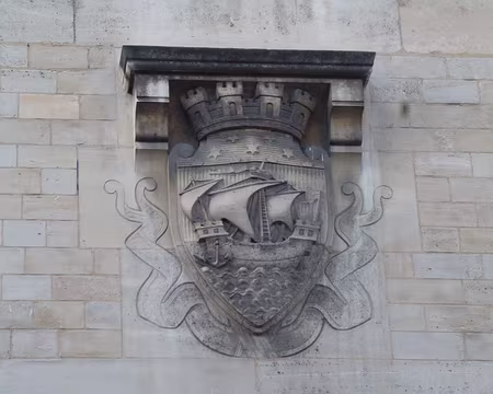 PXL020 Blason de la ville de Paris sur le mur de l'église.