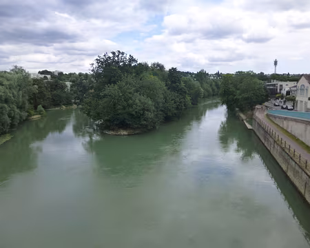 P1020227 L'île de l'Abreuvoir, depuis le pont de Champigny. Elle accueillait autrefois les chevaux et vaches venus se désaltérer.