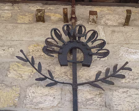 P1020204 Enseigne d'un ancien maréchal-ferrand, Presles.