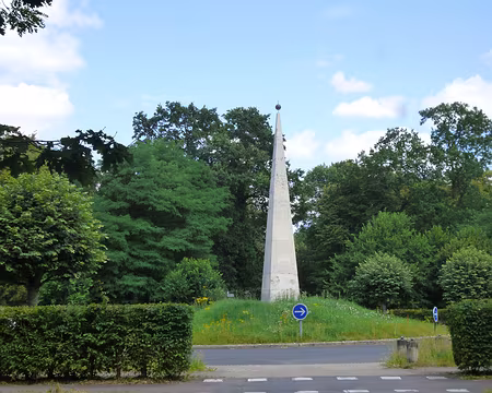 P1020205 Monument pyramidal moderne en forêt de l'Isle-Adam