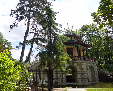 P1020209 Le Pavillon chinois, l'Isle-Adam, fut édifié entre 1781 et 1785 par le financier Pierre-Jacques Bergeret de Grandcourt après un voyage en Italie.